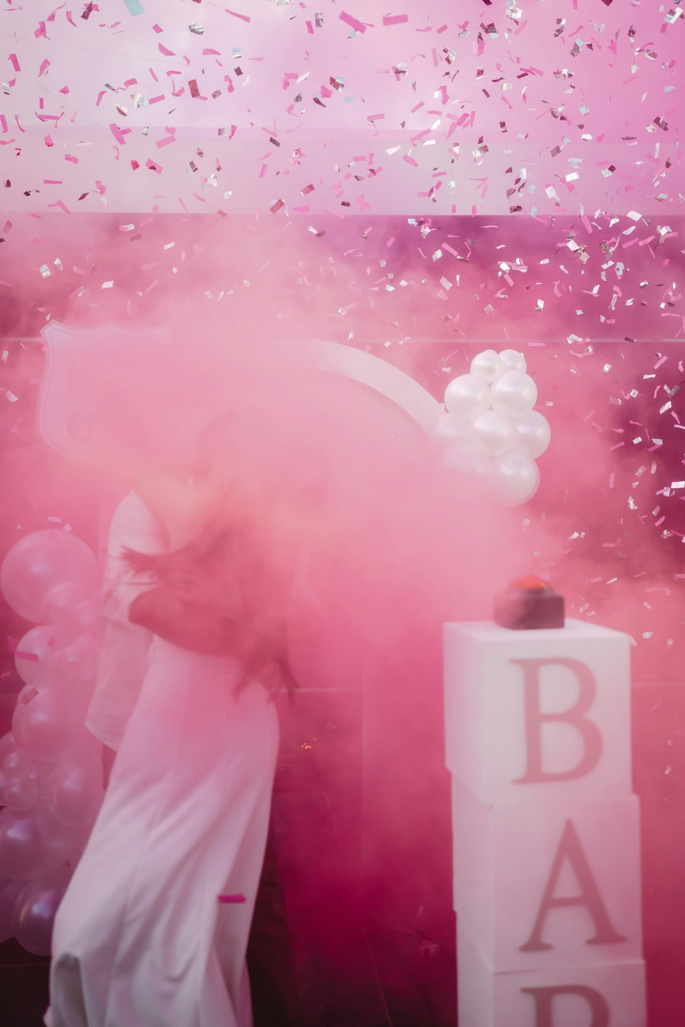 Gender reveal : fumée rose et décoration baby shower par Fiesta Box